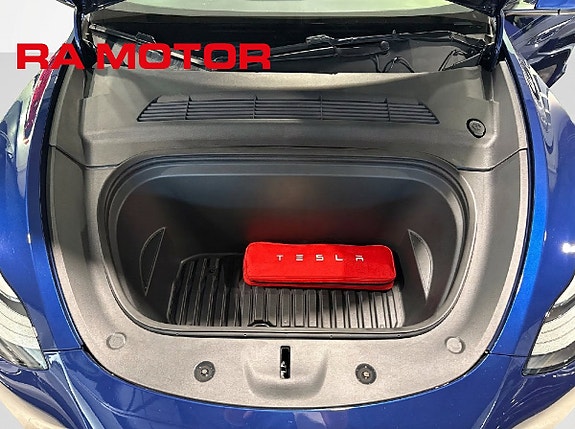 Tesla Model Y 25 of 27