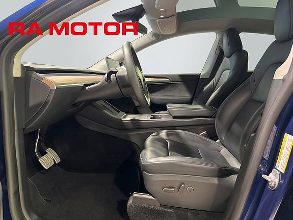 Tesla Model Y 14 of 27