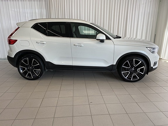 Volvo XC40 2 of 5