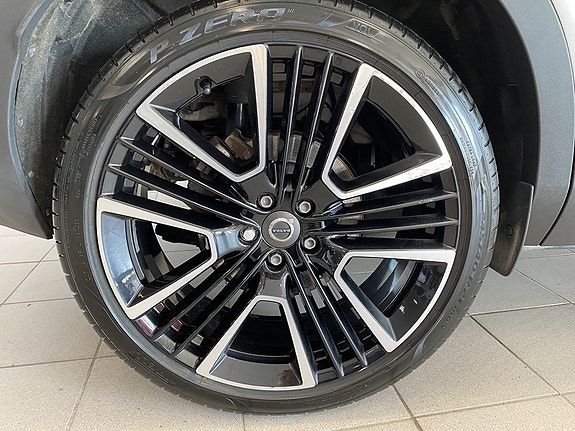 Volvo XC40 4 of 5