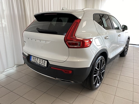Volvo XC40 3 of 5