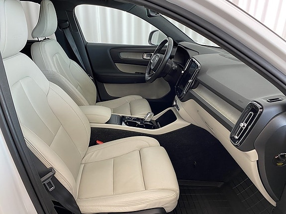 Volvo XC40 8 of 15