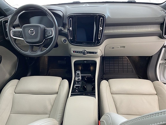 Volvo XC40 10 of 15