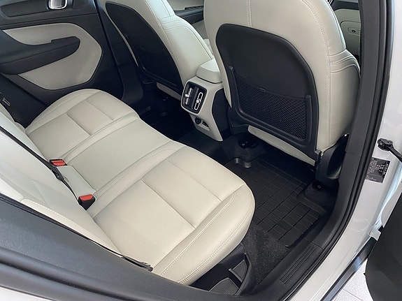 Volvo XC40 7 of 15