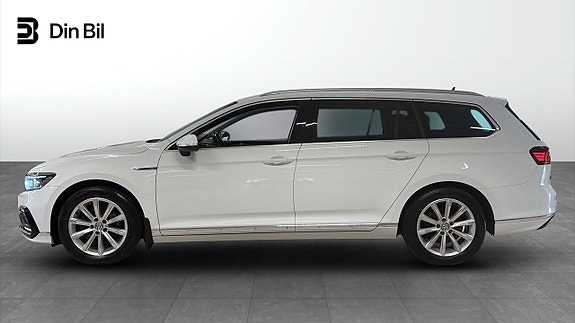 Volkswagen Passat 3 of 21
