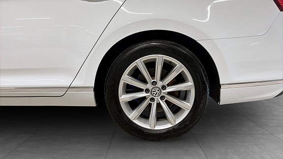 Volkswagen Passat 7 of 21