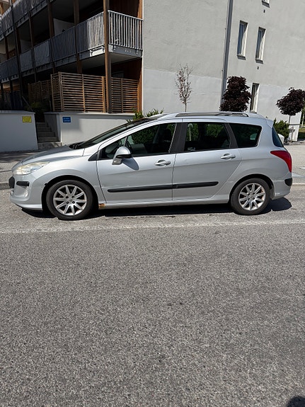 Peugeot 308 SW 2 of 5