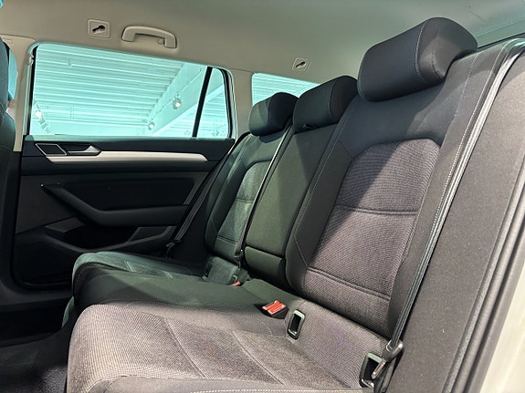 Volkswagen Passat 10 of 21