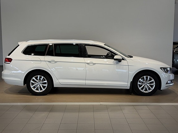 Volkswagen Passat 3 of 21