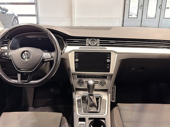 Volkswagen Passat 10 of 21