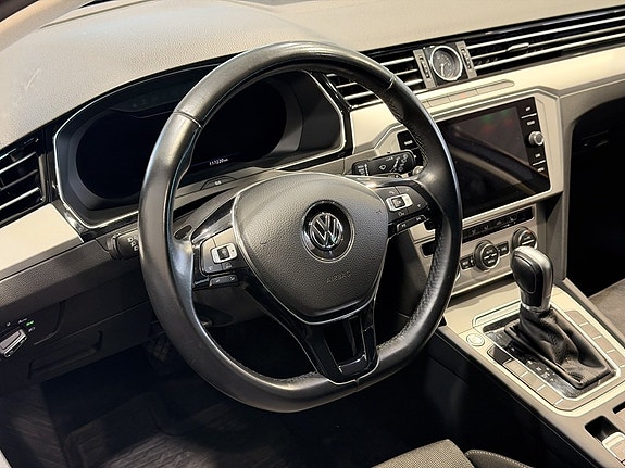 Volkswagen Passat 11 of 21