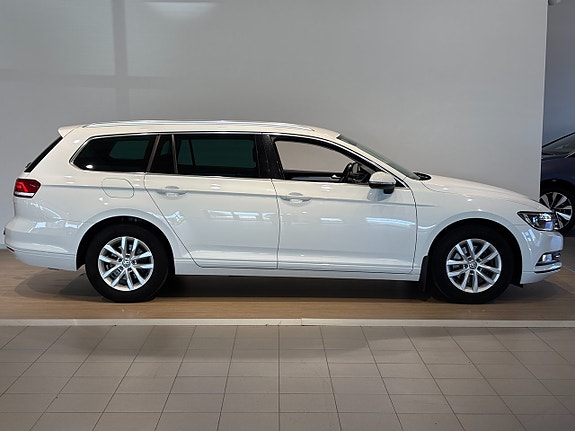 Volkswagen Passat 3 of 21