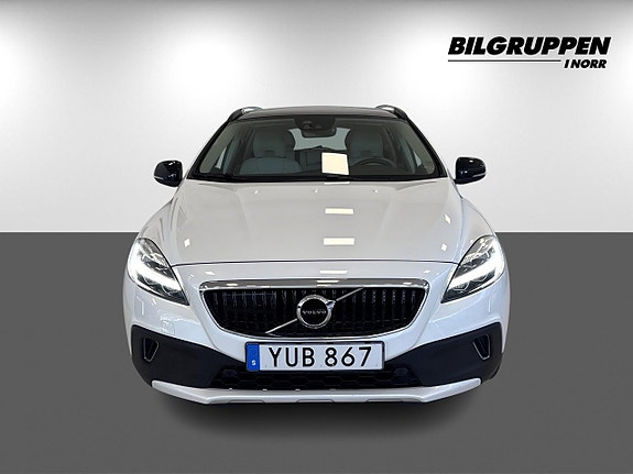 Volvo V40 Cross Country 2 of 5