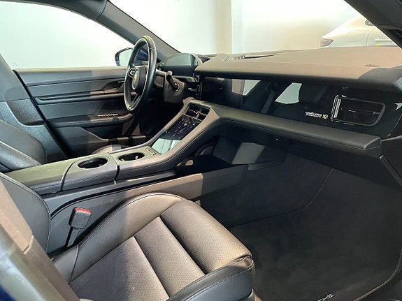 Porsche Taycan 17 of 18