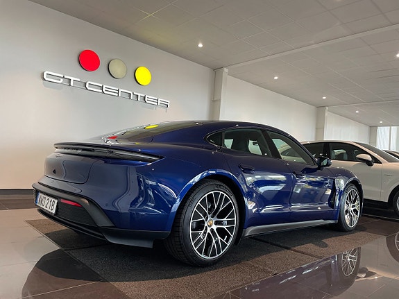Porsche Taycan 10 of 18