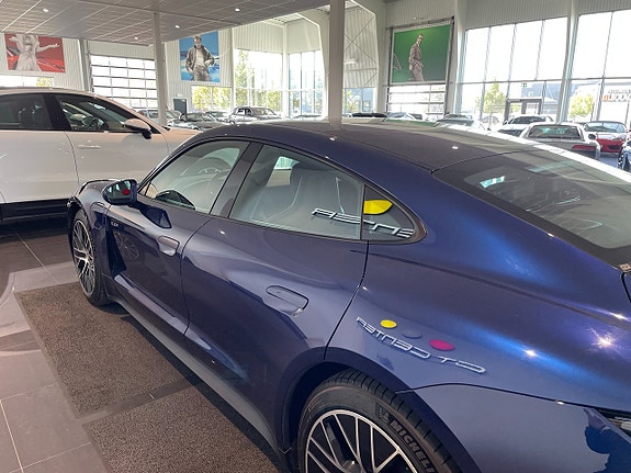Porsche Taycan 3 of 18