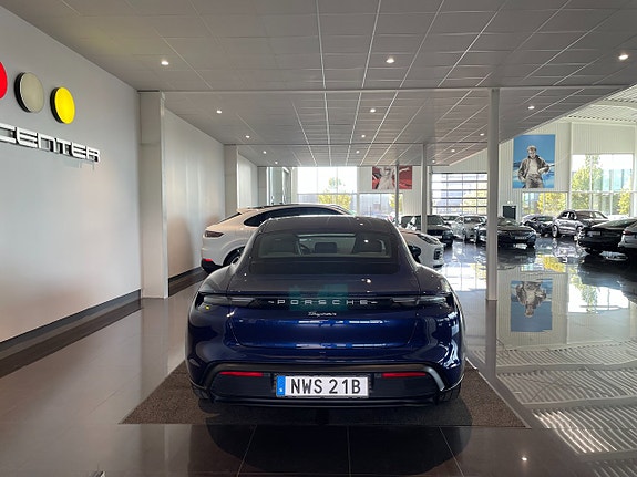 Porsche Taycan 9 of 18