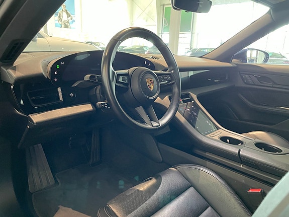 Porsche Taycan 12 of 18