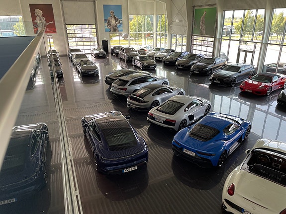 Porsche Taycan 7 of 18