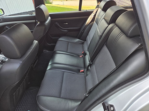 BMW 525i 4 of 5