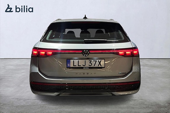 Volkswagen Passat 7 of 25