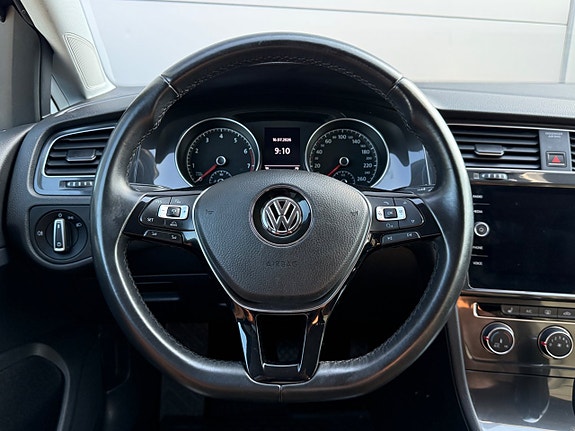 Volkswagen Golf VII 9 of 13