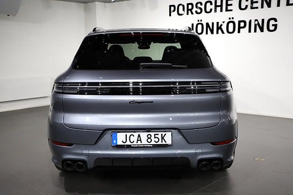 Porsche Cayenne 4 of 5