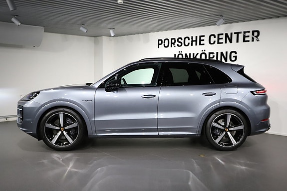 Porsche Cayenne 2 of 5