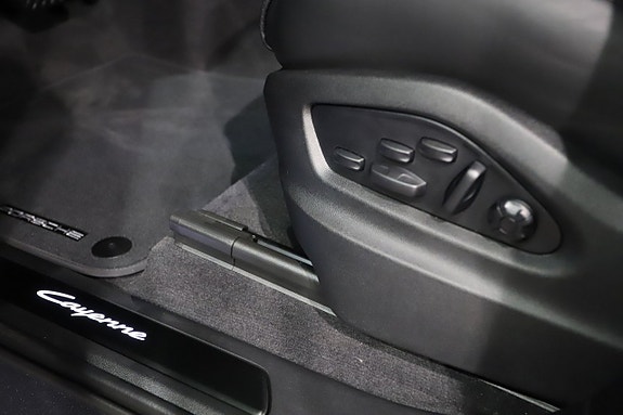 Porsche Cayenne 13 of 24