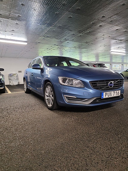 Volvo V60 2 of 5