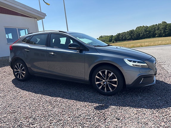 Volvo V40 Cross Country 2 of 5