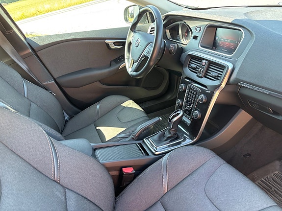 Volvo V40 Cross Country 3 of 5