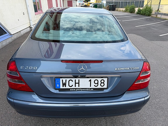 Mercedes-Benz E200 3 of 5