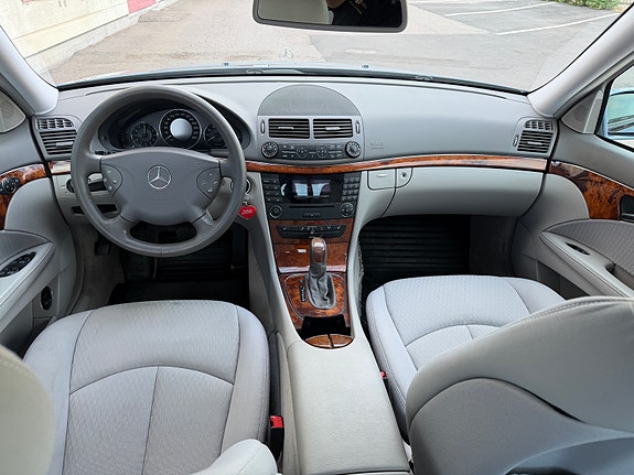 Mercedes-Benz E200 4 of 5