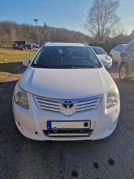 Toyota Avensis 2 of 5