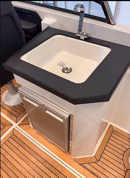Grandezza 25S / Volvo Penta 300hk / 2022 / Bara 135 timmar! 6 of 9