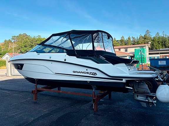Grandezza 25S / Volvo Penta 300hk / 2022 / Bara 135 timmar! 3 of 5