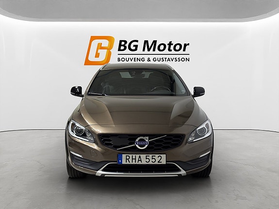 Volvo V60 Cross Country 2 of 5