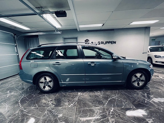 Volvo V50 3 of 5