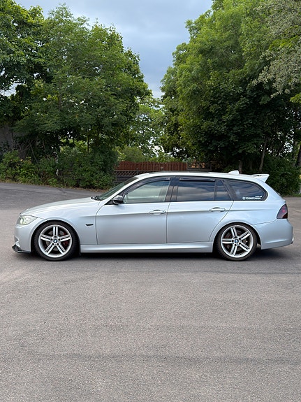 BMW 330i 2 of 5