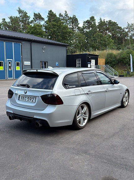 BMW 330i 4 of 5