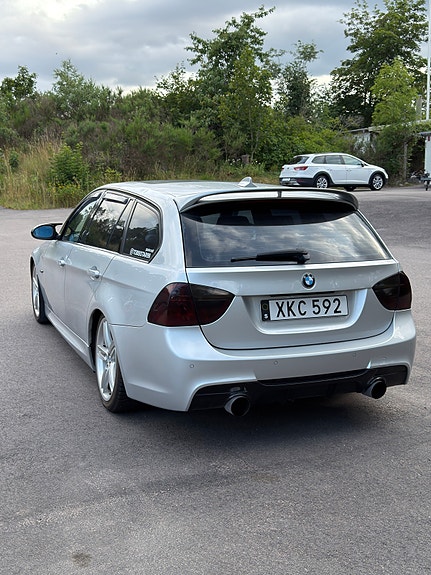 BMW 330i 3 of 5