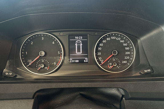 Volkswagen Caravelle 20 of 26