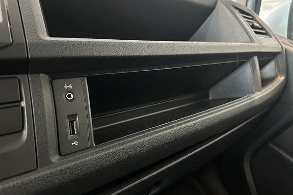 Volkswagen Caravelle 24 of 26