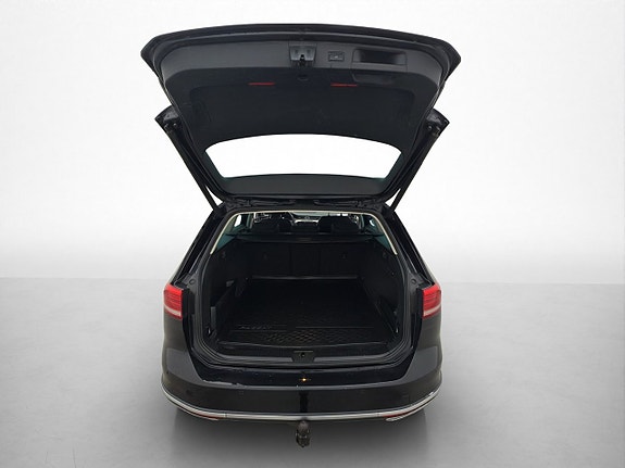 Volkswagen Passat Alltrack 9 of 28