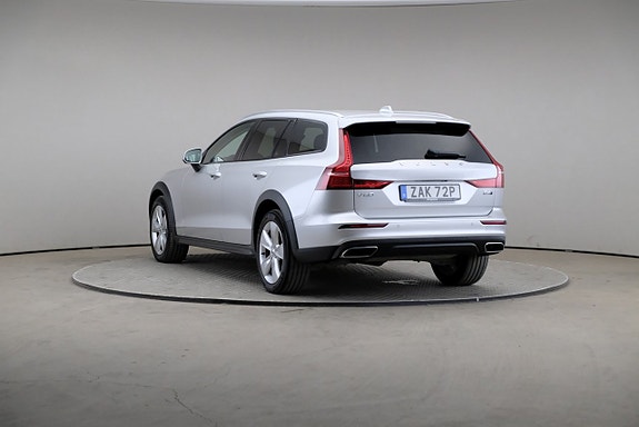 Volvo V60 Cross Country 2 of 5