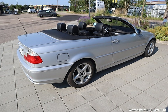 BMW 320 2 of 5