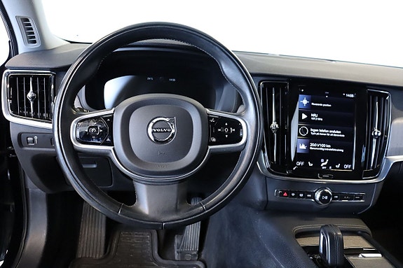 Volvo V90 Cross Country 2 of 5