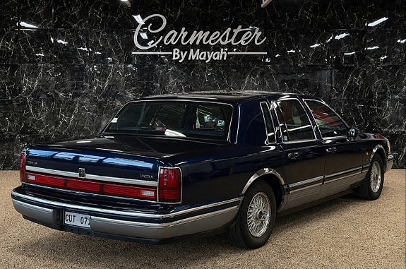 Lincoln Town Car 4 of 5