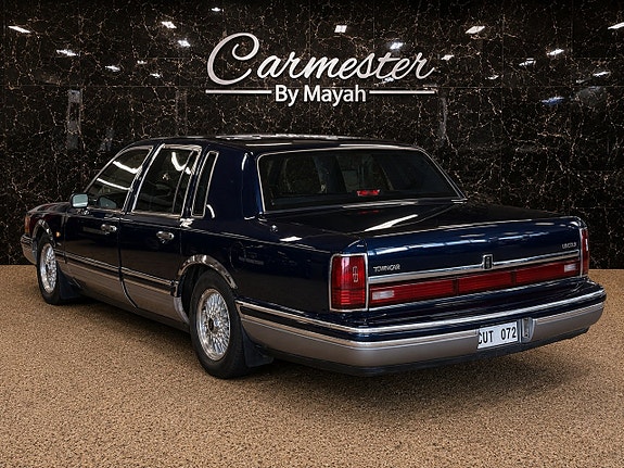 Lincoln Town Car 3 of 5